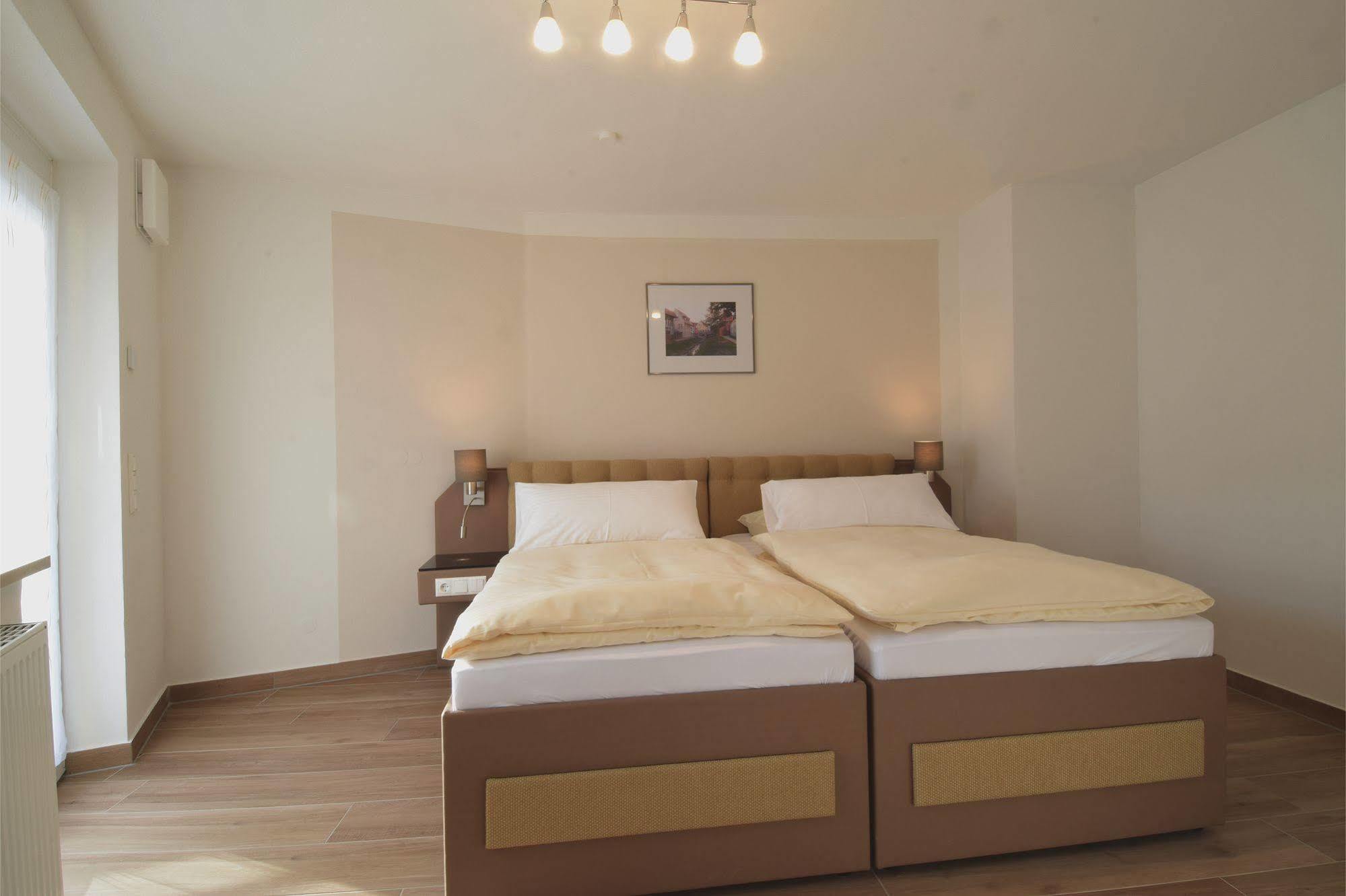 Aparthotel Donaustern Asbach-Baumenheim ภายนอก รูปภาพ